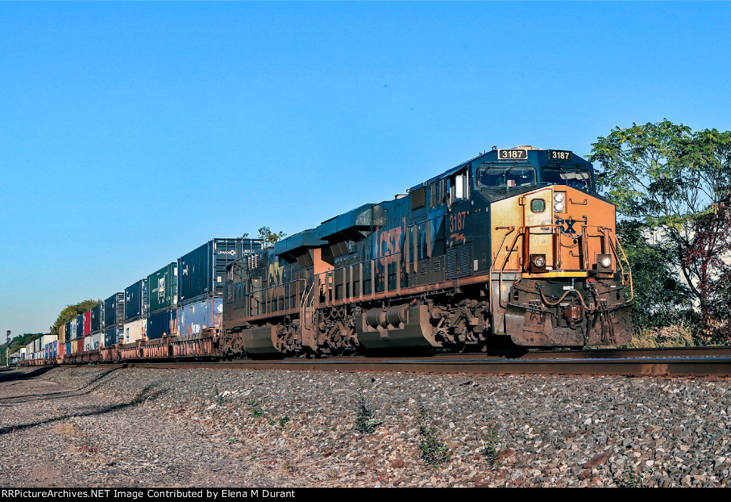 CSX 3187 on I-158